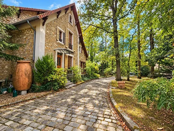 Maison de charme dans quartier priviligié LA CHASSE