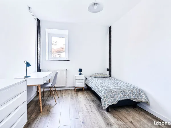 Chambre de 11 m² meublée avec salle d'eau partagée dans colocation meublée, équipée et rénovée