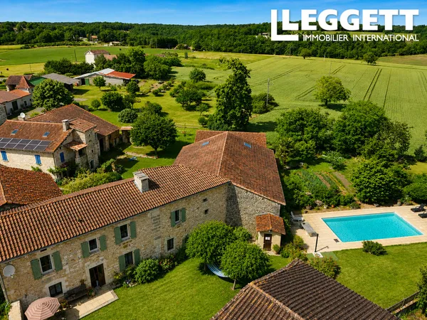 16th-century house with inner courtyard, large barn, and swimming pool.