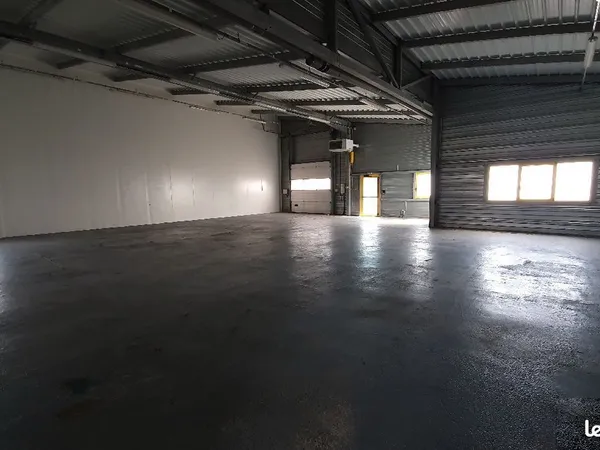 Local professionnel / Entrepôt 311 m² avec dalle - Saint-Léonard