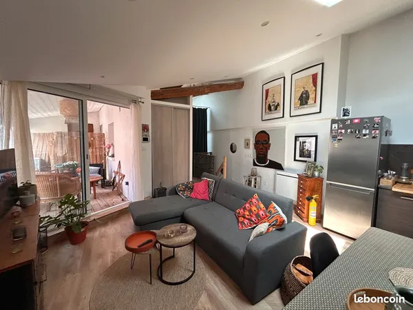 Maison de ville en pisé entièrement rénovée à neuf (T4 : 80m2 + terrasse) - Vancia (69140)