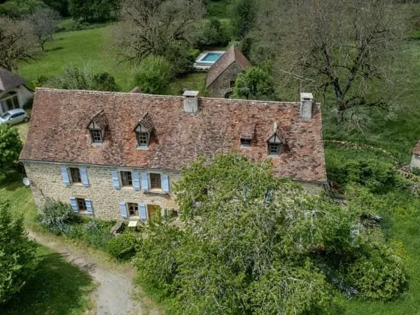 Propriété de caractère en pierres composée d'une maison d'habitation et d'une grange sur enclos de 1