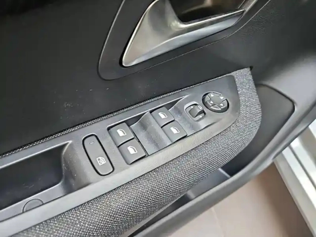 Peugeot 208 turbo 100 ch bvm6 — photo 15