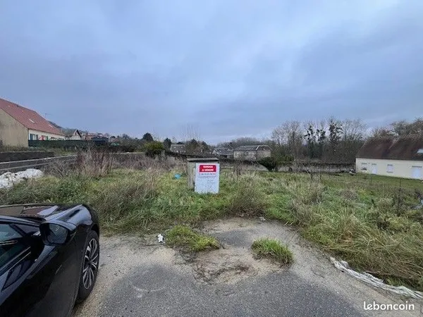 Terrain constructible de 716 m² - POMMIERS
