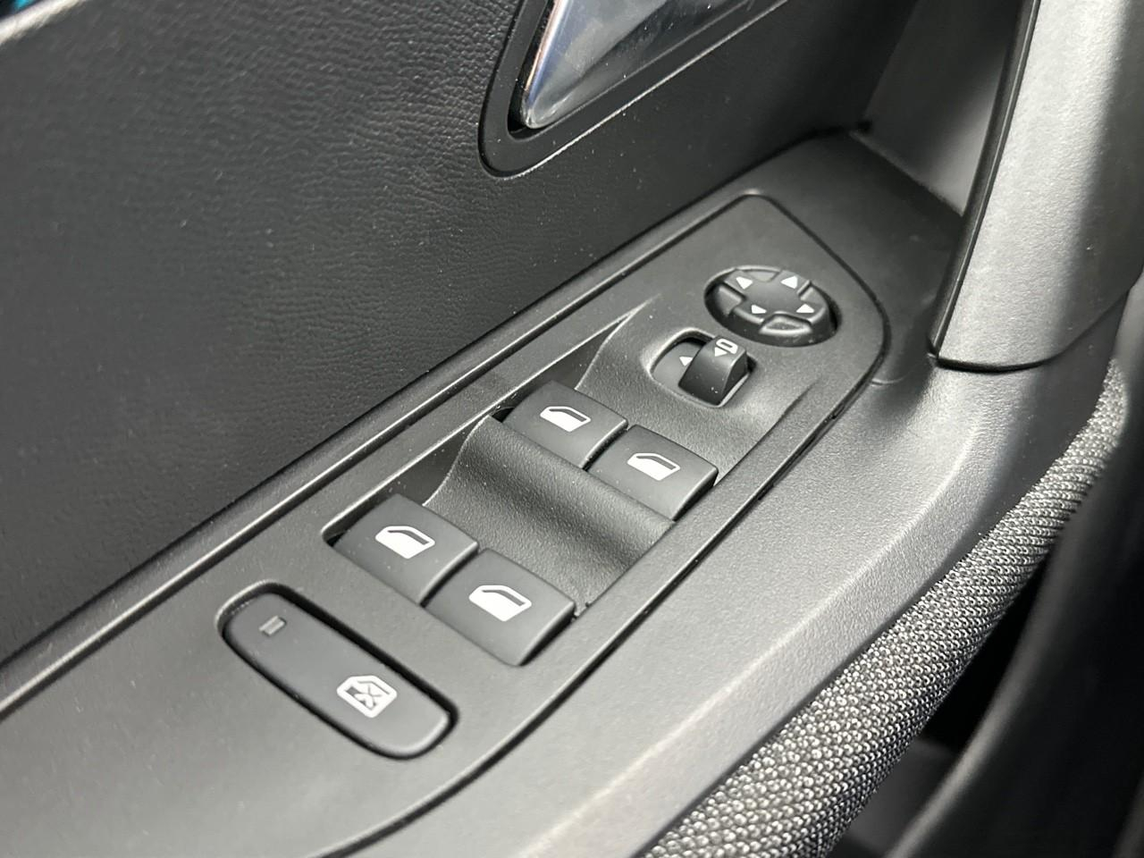 Peugeot 2008 puretech 130 s&s eat8 style — photo 15