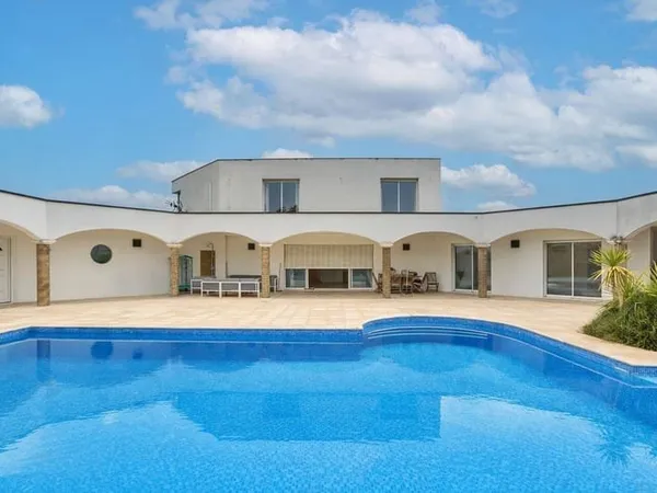 Maison 7 pièces 235 m²