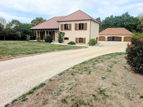 Maison de 95 m², 3 chambres, sous-sol, garages.