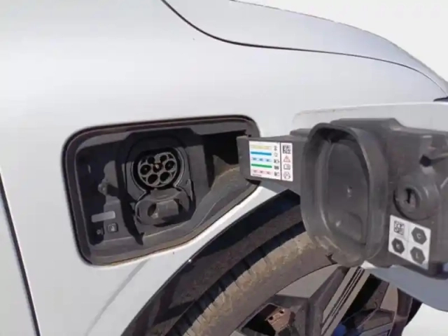 Renault Megane e-tech electric ev60 220ch iconic super charge — photo 10