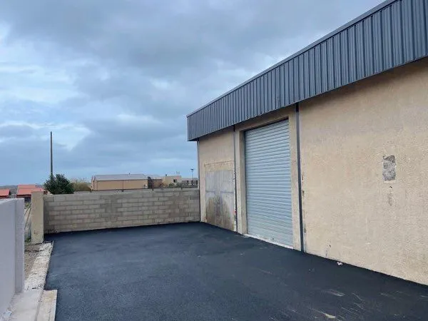Hangar / Local de stockage 150 m²