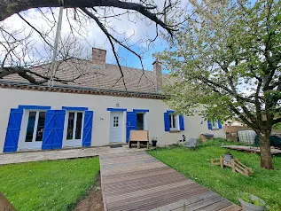 Maison ancienne plain-pied en très bon état avec grenier aménageable sur 510m2 terrain.