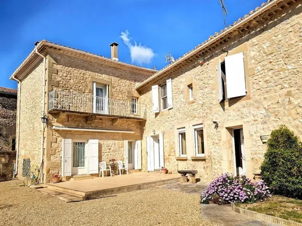 Maison 8 pièces 221 m²