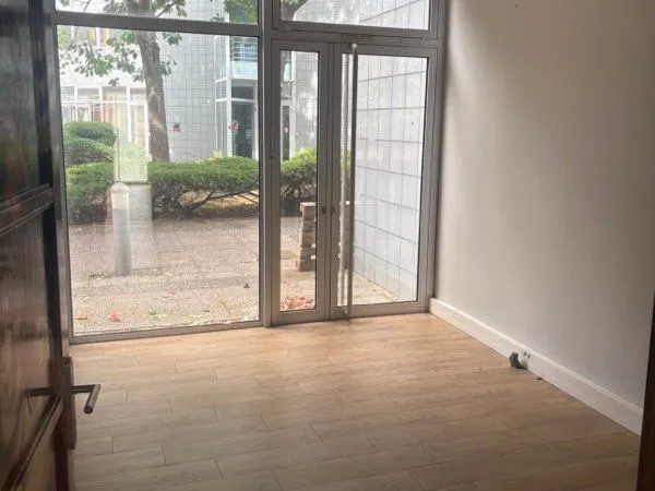À louer, superbe local d'environ 65 m² situé en rez-de-chaussée dans une zone très fréquentée de Lab