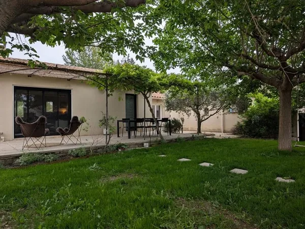 GRAVESON - Maison de plain-pied, 4 chambres, piscine et terrain de plus de 4 000 m² sans vis-à-vis