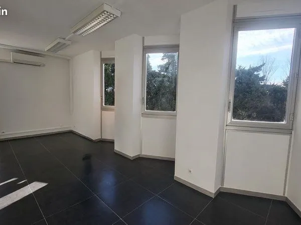 Bureau et espace de travail Location Avignon  22m² 499€