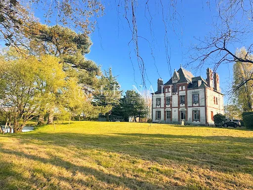 Château 12 pièces 374 m²
