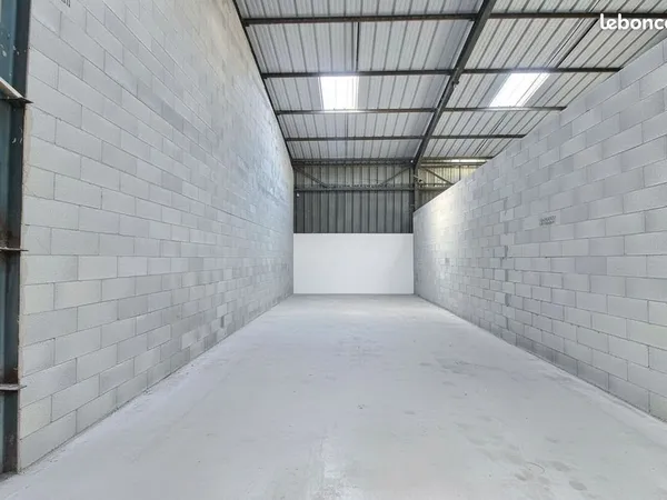 A LOUER : Box/Atelier de stockage 63 m² - Hauteur 8 m