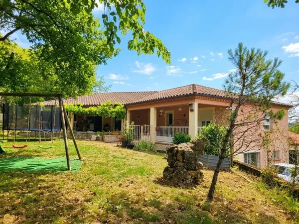 Maison spacieuse, terrasse, triple garage au calme