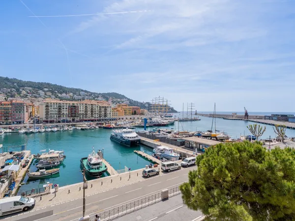 NICE PORT - APPARTEMENT 3 PIECES DE 149 M² A VENDRE - VUE EPOUSTOUFLANTE - ENTIEREMENT RENOVE - PRES