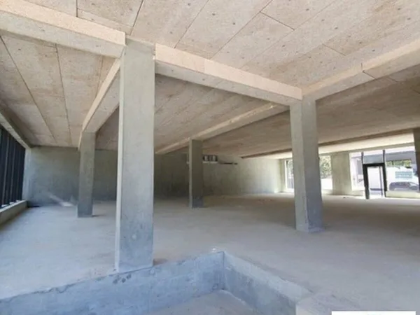 Local commercial 304 m²