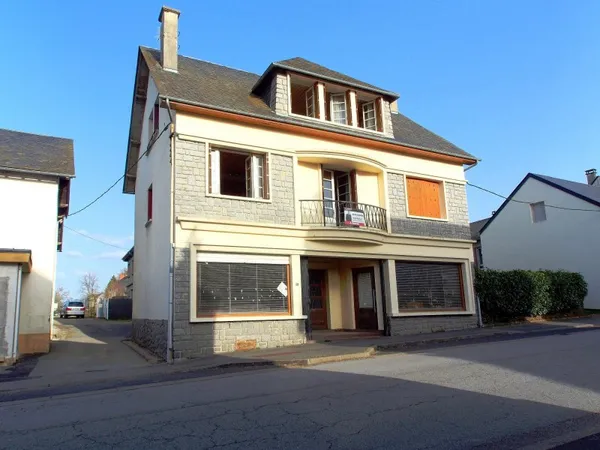 Grande maison de village avec un beau potentiel aux portes de l'