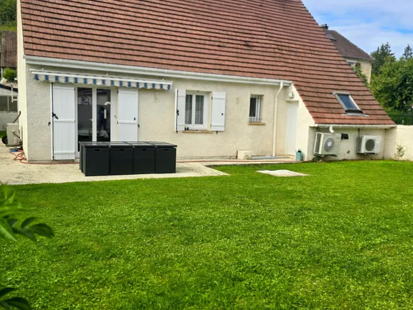 belle maison familiale avec un beau jardin en retrait de rue