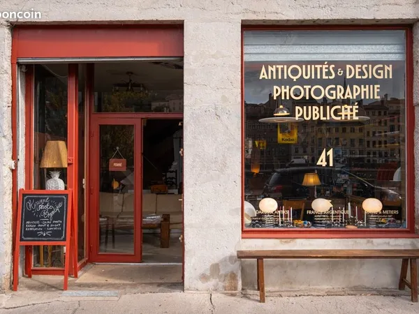 Atelier ou vitrine d'artisan, vue Fourvière - dès 150