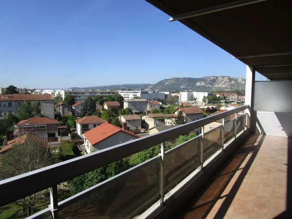 BOURG LES VALENCE - Appartement T4, terrasse, cave et parking
