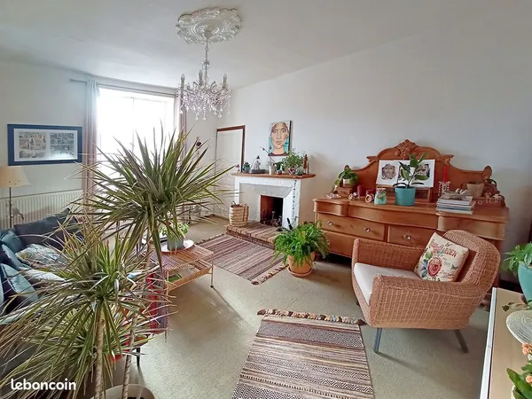 Maison de 320 m2 avec jardin et local commercial inclus de 50 m2 actuellement sous bail