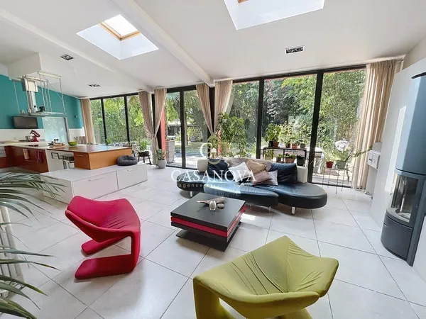 Maison de CARACTERE avec JARDIN et PISCINE. Grand GARAGE. Centre-ville tous commerces. Potentiel CHA