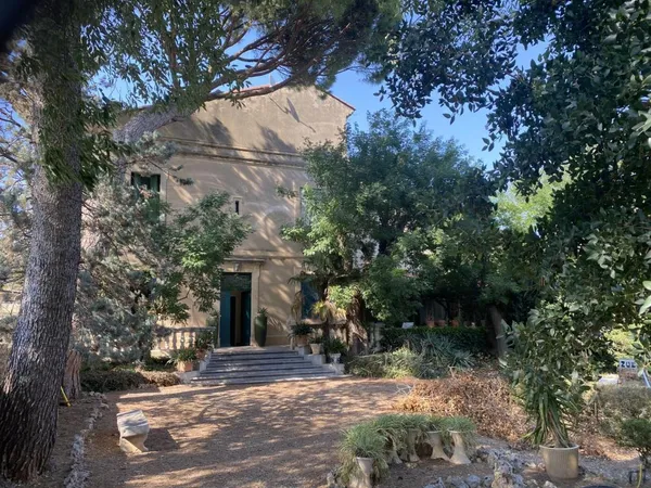 Grande batisse de charme occupée sur l'ouest de la métropole de Montpellier avec un joli parc une ré
