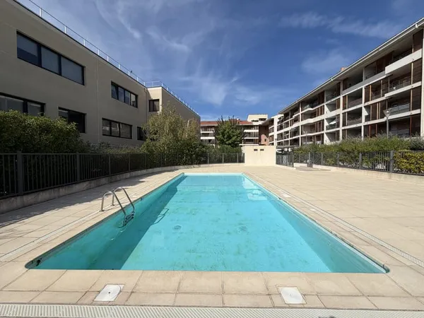 Appartement t3 avec piscine terrasse et garage.