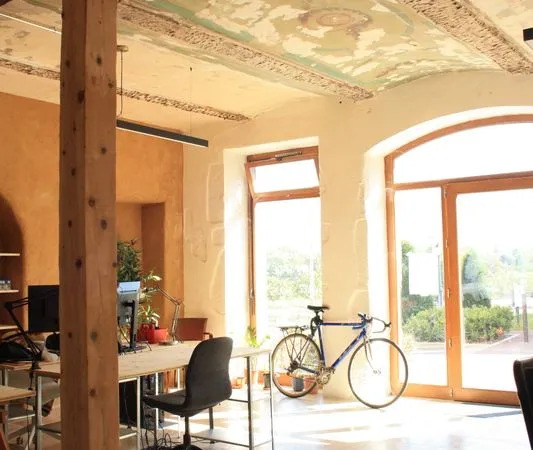 Bureau dans espace partagé