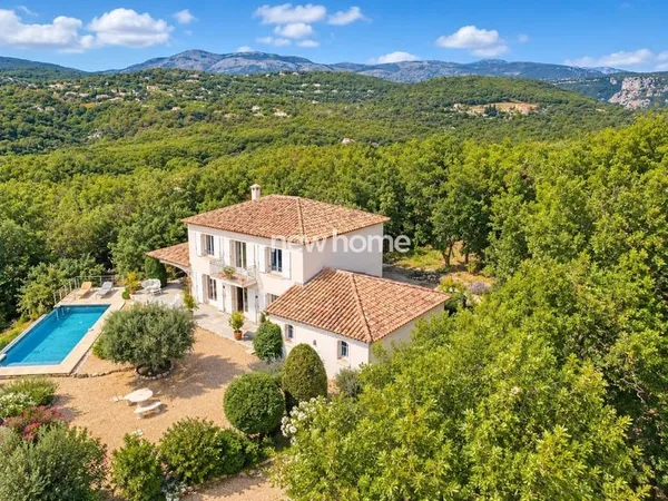 Belle villa au calme avec vue panoramique, piscine et grand garage