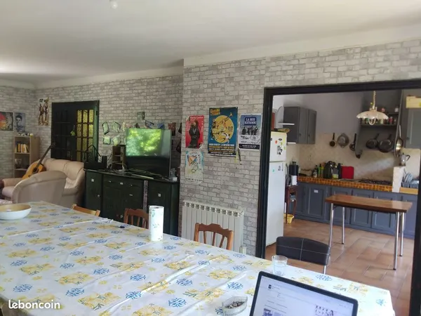 Chambre en colocation dans une grande maison