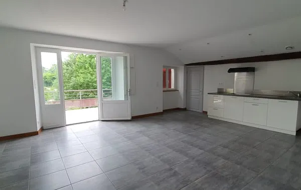 A Armendarits, appartement T4 de 82 m2 rénové au 1er étage a