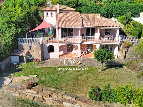 Villa d'architecte complètement au calme située à Saint-Clair au Lavandou