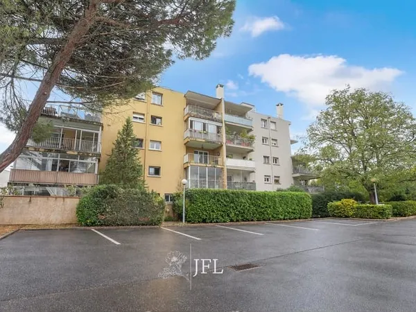 Toulouse Roseraie : T4 traversant rénové de 87 m² avec parking et cellier