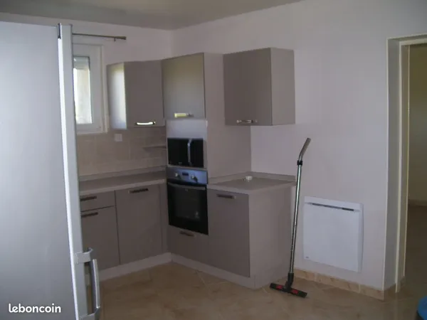 Appartement T6 avec Courette intérieure-Auvent et un garage, une entrée-Stationnement ( une colocati