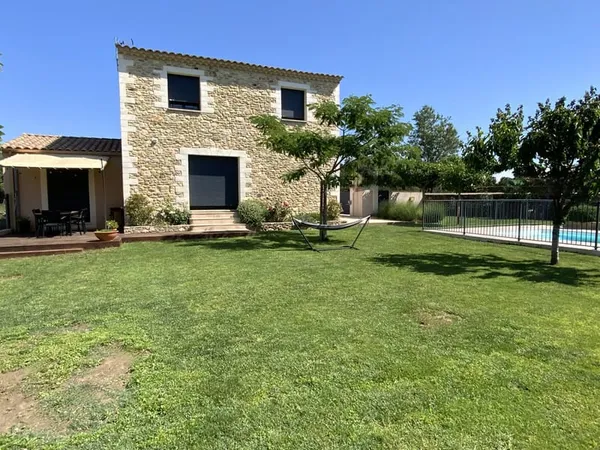 Bastide récente dans village tous commerces.