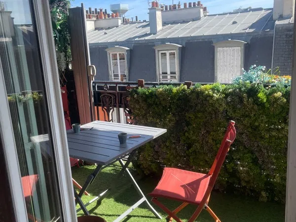 Sur les toits de Paris, colocation naturiste.