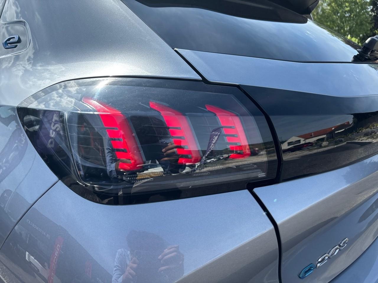 Peugeot 208 e-208 136ch allure — photo 13