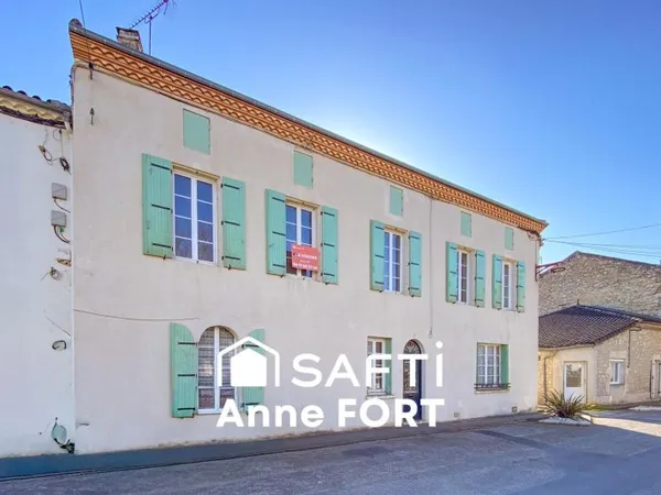 Maison de ville avec jardin, beaux volumes et potentiel d'aménagement