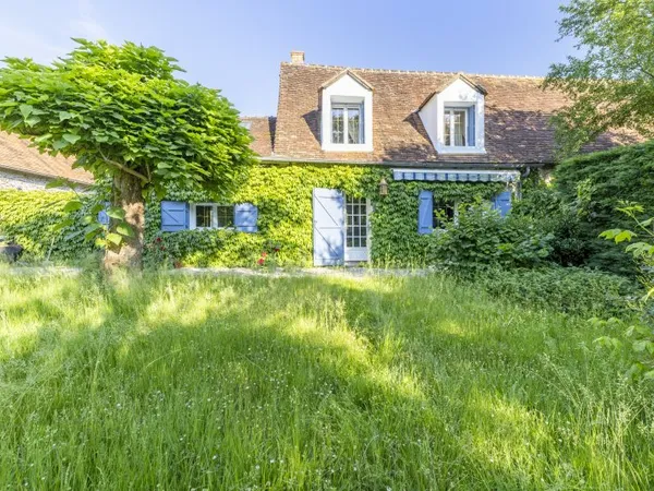 Vends maison de charme avec jardin arboré