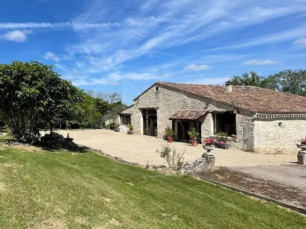 Propriété composée de deux maisons dans un cadre idyllique