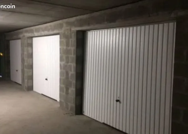 Box nu fermé à usage automobile sécurisé