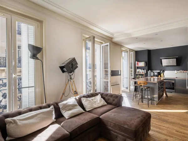 Paris 9e - Place d'Estienne d'Orves, appartement familial