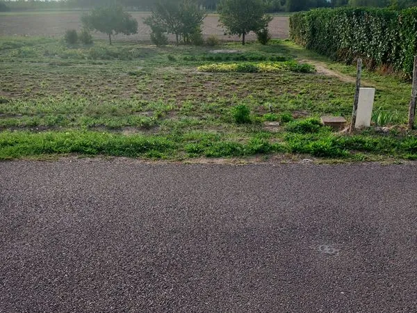 Terrain prêt à bâtir dans une impasse en bordure de route, VIABILISE. 790m² - De particulier à parti