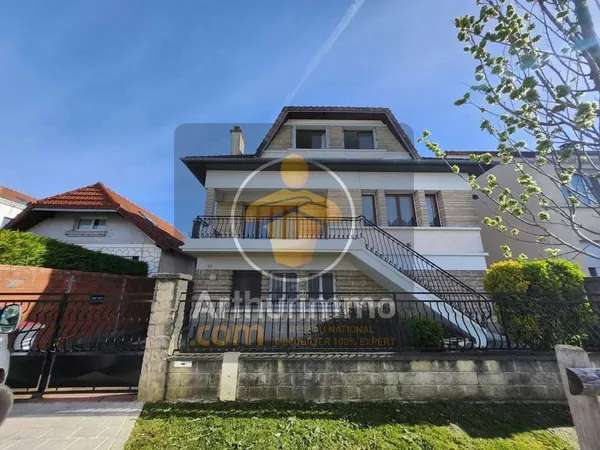 Maison 7 pièces 242 m²