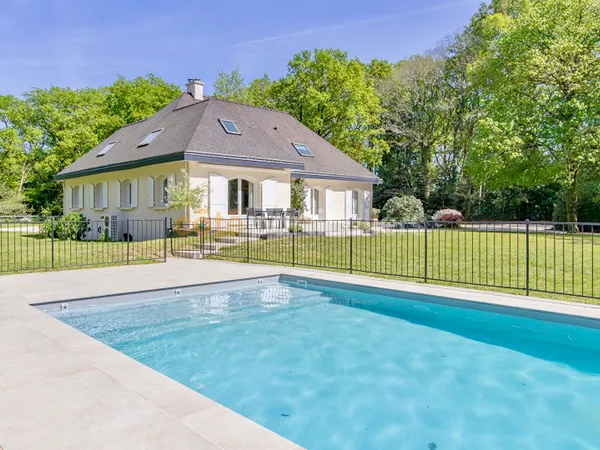 TREILLIÈRES -- MAISON DE 234 m² HABITABLES -- PISCINE CHAUFÉE -- GARAGE