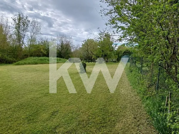 Terrain 1316 m² Tavers